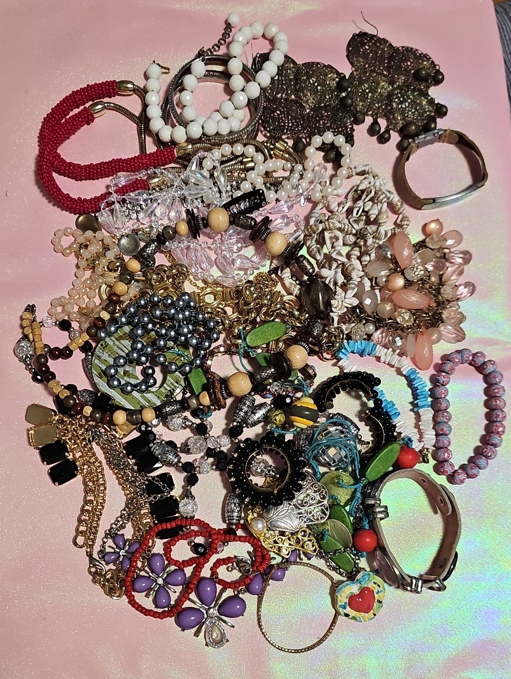 1.13 Pound Of JEWLERY FOR CRAFTING AND RAPAIR MULTICOLOR BEADED & METAL PIECES.